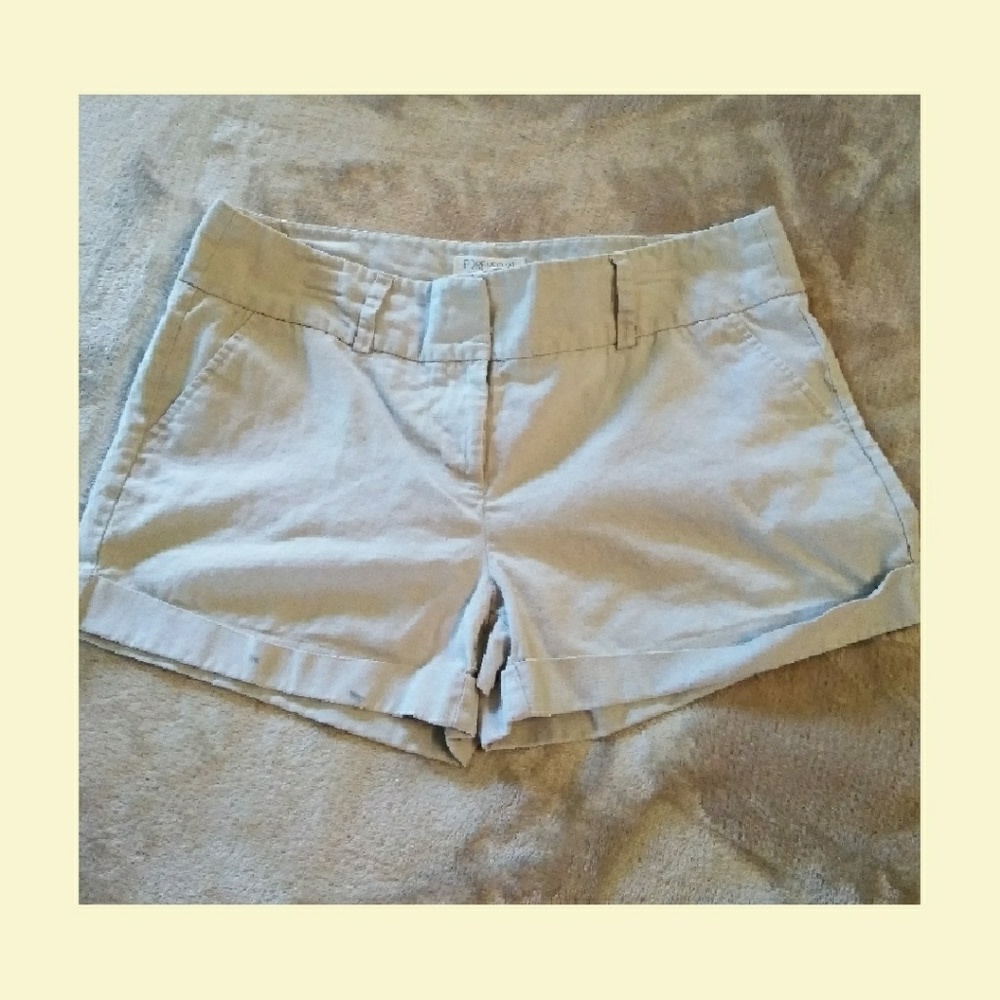 🌺FOREVER 21 LIGHT BEIGE SHORTS